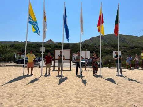 Hastear Bandeiras na Praia do Salgado